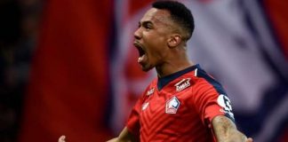 gabriel magalhães usando uniforme do lille comemora de braços abertos