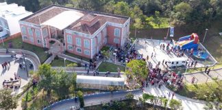 foto aérea de evento com muitas pessoas nas áreas do jardim botânico