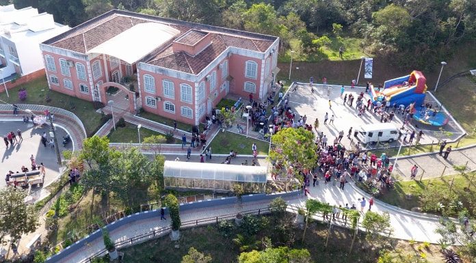 foto aérea de evento com muitas pessoas nas áreas do jardim botânico