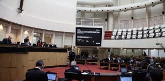 parlamento da ales com alguns deputados