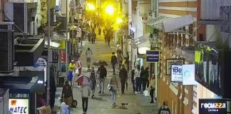 pessoas andando no centro de florianópolis vistas de cima e de longe, usam máscaras e foto noturna