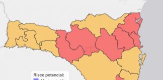 mapa de sc mostrando oito regiões em risco gravíssimo de coronavírus