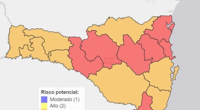 mapa de sc mostrando oito regiões em risco gravíssimo de coronavírus