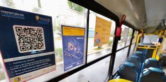 placa com qr code fixada em janela dentro de ônibus