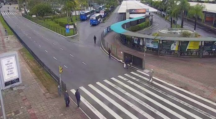 imagem de videomonitoramento sobre caldação e faixas de pedestre em frente ao ticen