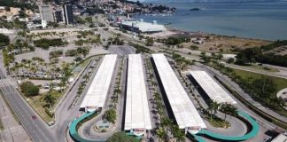 terminal de ônibus ticen do centro de florinaópolis visto em foto aérea com quase ninguém