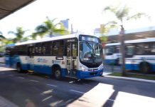 ônibus em velocidade passando pelo ticen