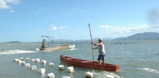 homem de pé em canoa