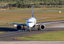 aviando taxiando na pista visto de frente