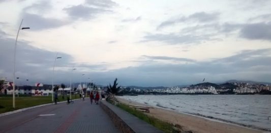 calçadão da av. beira-mar de são josé em dia nublado e ventoso, com pessoas ao longe