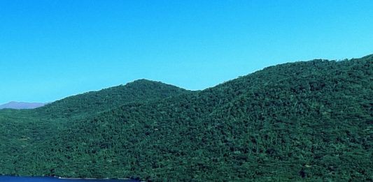 foto aérea da lagoa do peri com morro ao fundo praia na margem