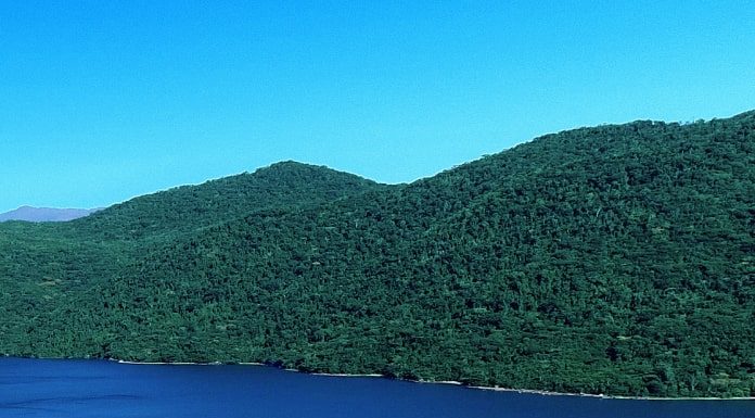 foto aérea da lagoa do peri com morro ao fundo praia na margem