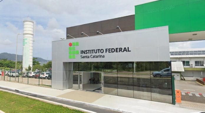 IFSC: fachada do instituto federal de santa catarina com inscrição do nome no campus de coqueiros; torre de caixa d'água ao fundo