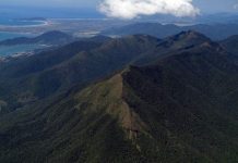 foto aérea do morro do cambirela e mais montanhas ao fundo