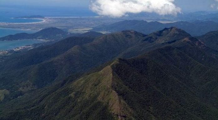 foto aérea do morro do cambirela e mais montanhas ao fundo