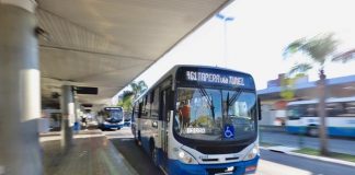 ônibus do transporte coletivo municipal estacionado em plataforma do centro