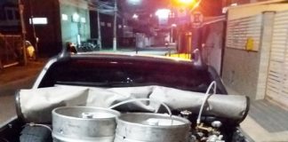 caçamba de caminhonete cheia de barril de chopp e outros equipamentos