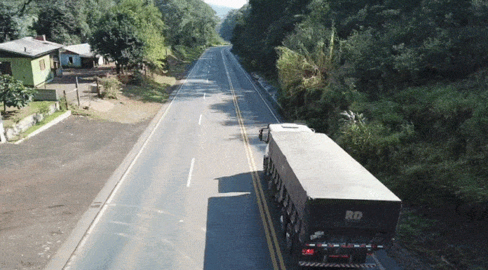 gif mostra van e carro ultrapassando caminhão em local proibido