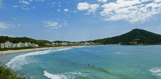 praia e mar vistos do alto; prédios na orla; morro ao fundo