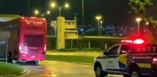 ônibus da buser seguido por viatura caminhonete da antt com giroflex ligado no entorno da rodoviária