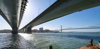 pontes vistas de baixo do lado insular com o mar abaixo em destaque em dia de sol