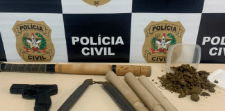 Simulacro de arma de fogo, 140 gramas de maconha, armas brancas, rojões