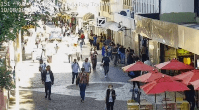 Pessoas andando no centro de Florianópolis