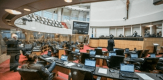 parlamento da alesc com alguns deputados