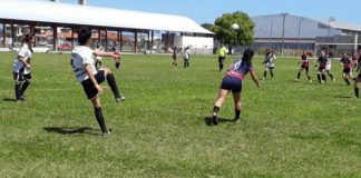 Meninas jogando futebol de campo ao ar livre