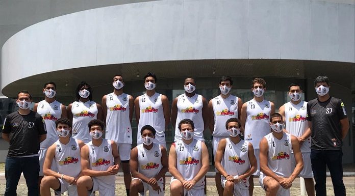 equipe masculina do basket são josé posa para a foto de uniforme. Seis estão com o joelho apoiado no chão e oito em pé, ao lado de dois membros da comissão técnica vestidos de preto.