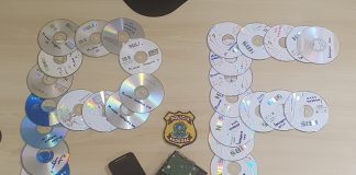 CD's formam a sigla PF, da polícia federal. Ao centro o distintivo da polícia federal e abaixo um celular e um hd.