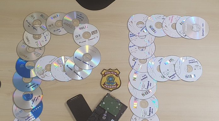 CD's formam a sigla PF, da polícia federal. Ao centro o distintivo da polícia federal e abaixo um celular e um hd.