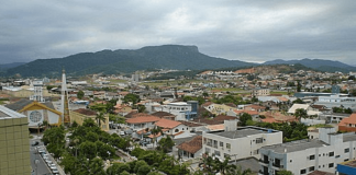 IPTU 2021 em Palhoça: Imóveis de Palhoça vista de cima; pedra branca ao fundo