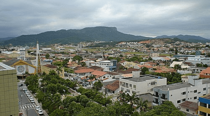 IPTU 2021 em Palhoça: Imóveis de Palhoça vista de cima; pedra branca ao fundo