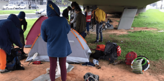 Moradores em situação de rua na Grande Florianópolis somam população de 1,4 mil - barracas e pessoas sobre elevado do centro