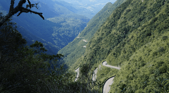 Tráfego na Serra do Rio do Rastro sofrerá alterações em fevereiro - vista da estrada do alto mostrando curvas na encosta com mata