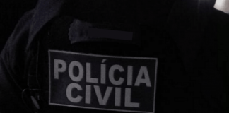 Policial civil de costas