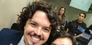 marquito e carla ayres abraçados sorridentes para a foto