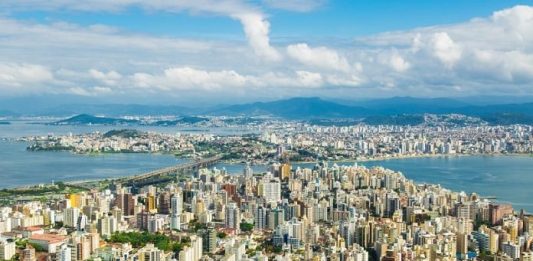 iptu com desconto em florianópolis: centro da cidade visto do alto; continente ao fundo