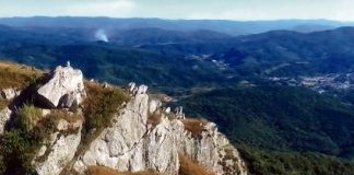 pedra branca vista do alto com vales e montanhas ao fundo