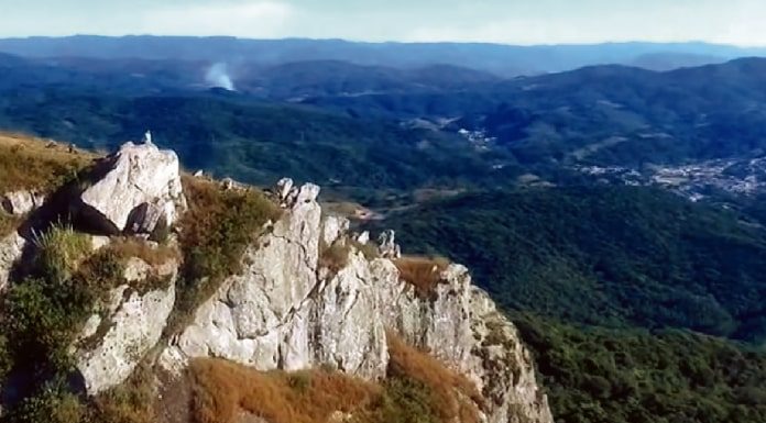 pedra branca vista do alto com vales e montanhas ao fundo