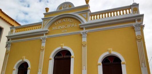 fachada do theatro adolpho mello, o teatro mais antigo de santa catarina