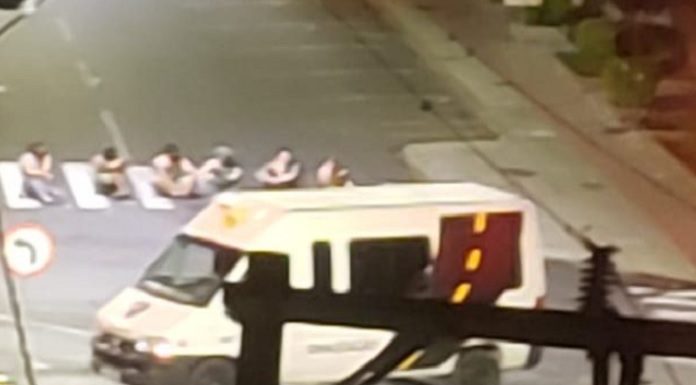 Pessoas feitas reféns sentada em rua do Centro de Criciúma para bandidos tentarem escapar - Reprodução/CSC
