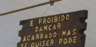 placa dizendo "é proibido dançar agarrado mas se quiser pode"