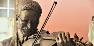 estátua de adolpho mello tocando violino, em close