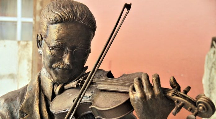 estátua de adolpho mello tocando violino, em close