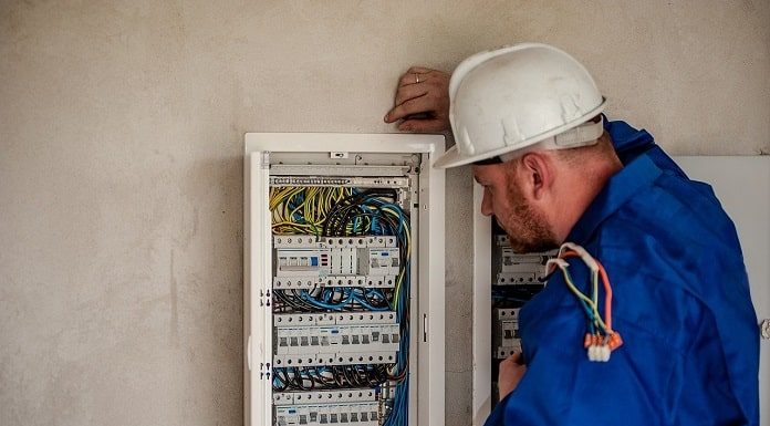 vagas de emprego no sine de santa catarina - homem usando capacete olha para painel de fusíveis