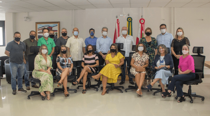 Políticos de São José reunidos em uma sala da prefeitura municipal