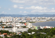 Cidade de São José vista de cima, com estabelecimentos, casas, apartamentos e Beira-Mar