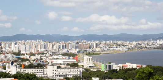 Cidade de São José vista de cima, com estabelecimentos, casas, apartamentos e Beira-Mar